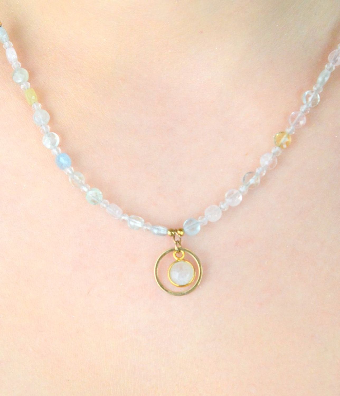 Naszyjnik srebrny pozłacany próby 925 z morganitem, kamieniem księżycowym i cyrkonią. Długość 42 + 3 cm, waga 4,40 g. Stylowy i kobiecy dodatek z naturalnymi kamieniami.1.jpg