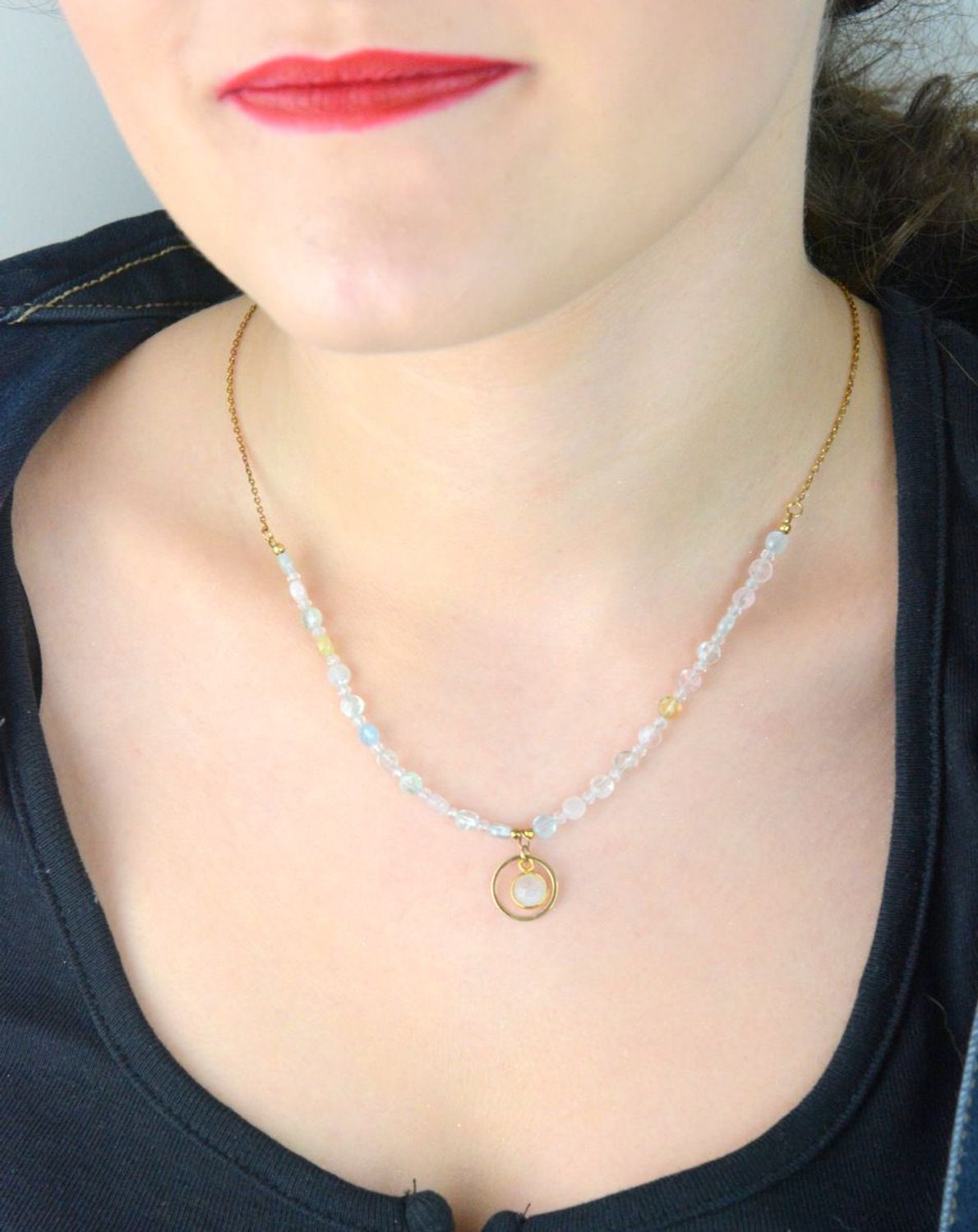 Naszyjnik srebrny pozłacany próby 925 z morganitem, kamieniem księżycowym i cyrkonią. Długość 42 + 3 cm, waga 4,40 g. Stylowy i kobiecy dodatek z naturalnymi kamieniami.1.jpg