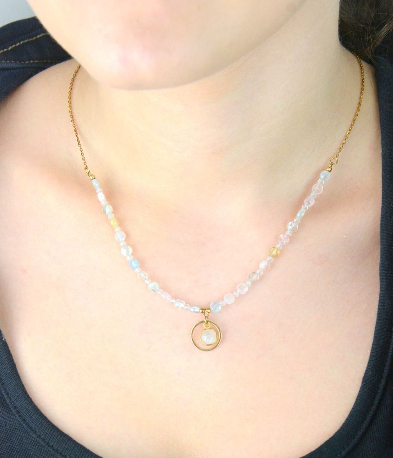 Naszyjnik srebrny pozłacany próby 925 z morganitem, kamieniem księżycowym i cyrkonią. Długość 42 + 3 cm, waga 4,40 g. Stylowy i kobiecy dodatek z naturalnymi kamieniami.1.jpg