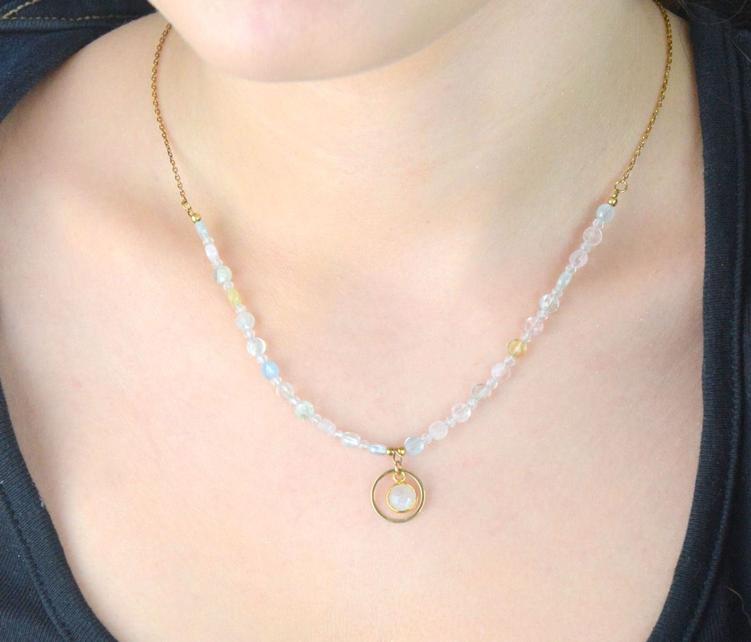 Naszyjnik srebrny pozłacany próby 925 z morganitem, kamieniem księżycowym i cyrkonią. Długość 42 + 3 cm, waga 4,40 g. Stylowy i kobiecy dodatek z naturalnymi kamieniami.1.jpg