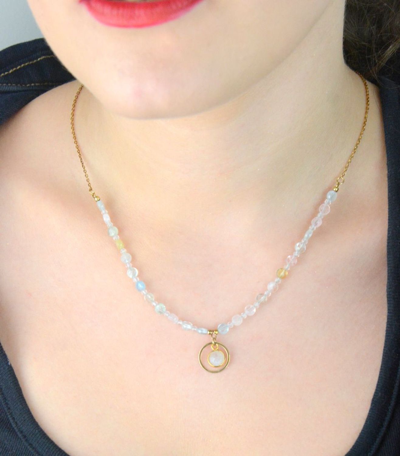 Naszyjnik srebrny pozłacany próby 925 z morganitem, kamieniem księżycowym i cyrkonią. Długość 42 + 3 cm, waga 4,40 g. Stylowy i kobiecy dodatek z naturalnymi kamieniami.1.jpg