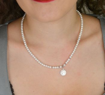 Elegancki naszyjnik z pereł Majorki i hematytu z zawieszką monetką ze srebra 925. Długość 42 cm + 3 cm przedłużki. Stylowy dodatek do każdej stylizacji (2).JPG