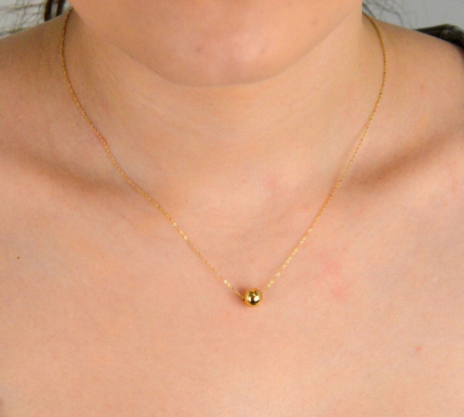 Złoty naszyjnik damski 585 z ruchomą kulką. Niezwykle szykowny i delikatny naszyjnik wykonany z najwyższej jakości 14 –karatowego żółtego złota to elegancki dodatek 1.jpg