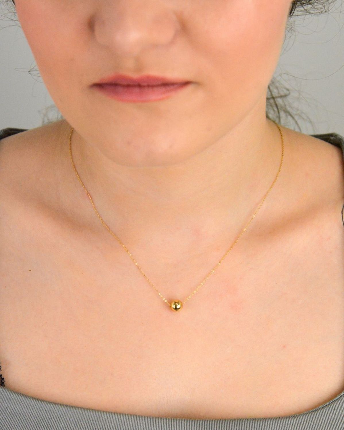 Złoty naszyjnik damski 585 z ruchomą kulką. Niezwykle szykowny i delikatny naszyjnik wykonany z najwyższej jakości 14 –karatowego żółtego złota to elegancki dodatek 1.jpg