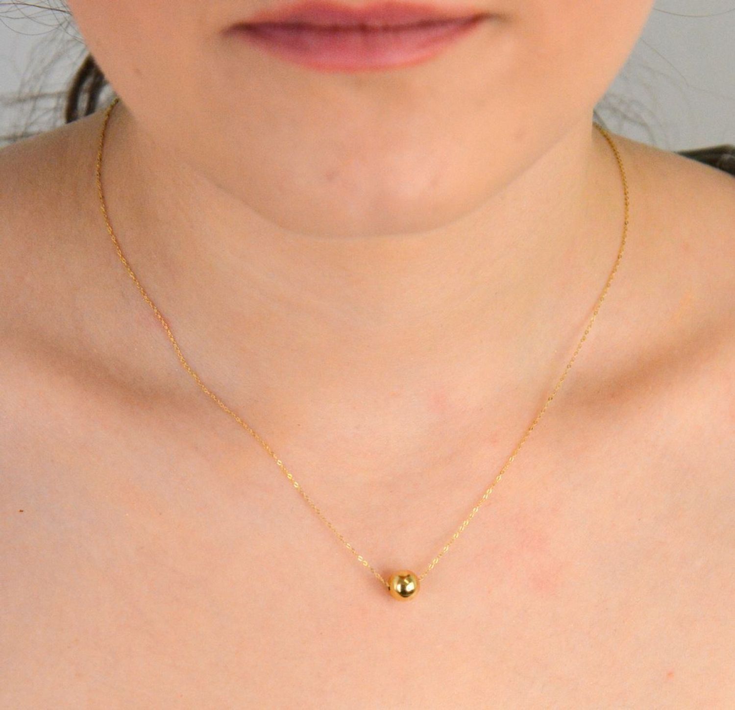 Złoty naszyjnik damski 585 z ruchomą kulką. Niezwykle szykowny i delikatny naszyjnik wykonany z najwyższej jakości 14 –karatowego żółtego złota to elegancki dodatek 1.jpg