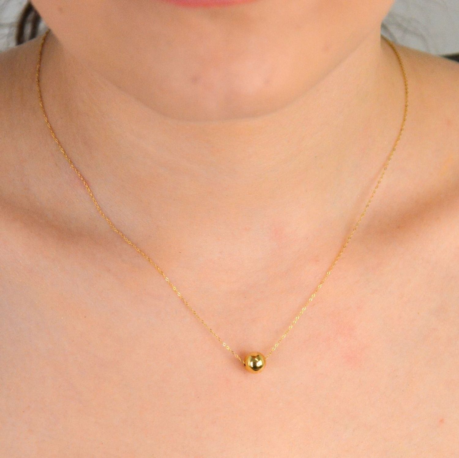 Złoty naszyjnik damski 585 z ruchomą kulką. Niezwykle szykowny i delikatny naszyjnik wykonany z najwyższej jakości 14 –karatowego żółtego złota to elegancki dodatek 1.jpg