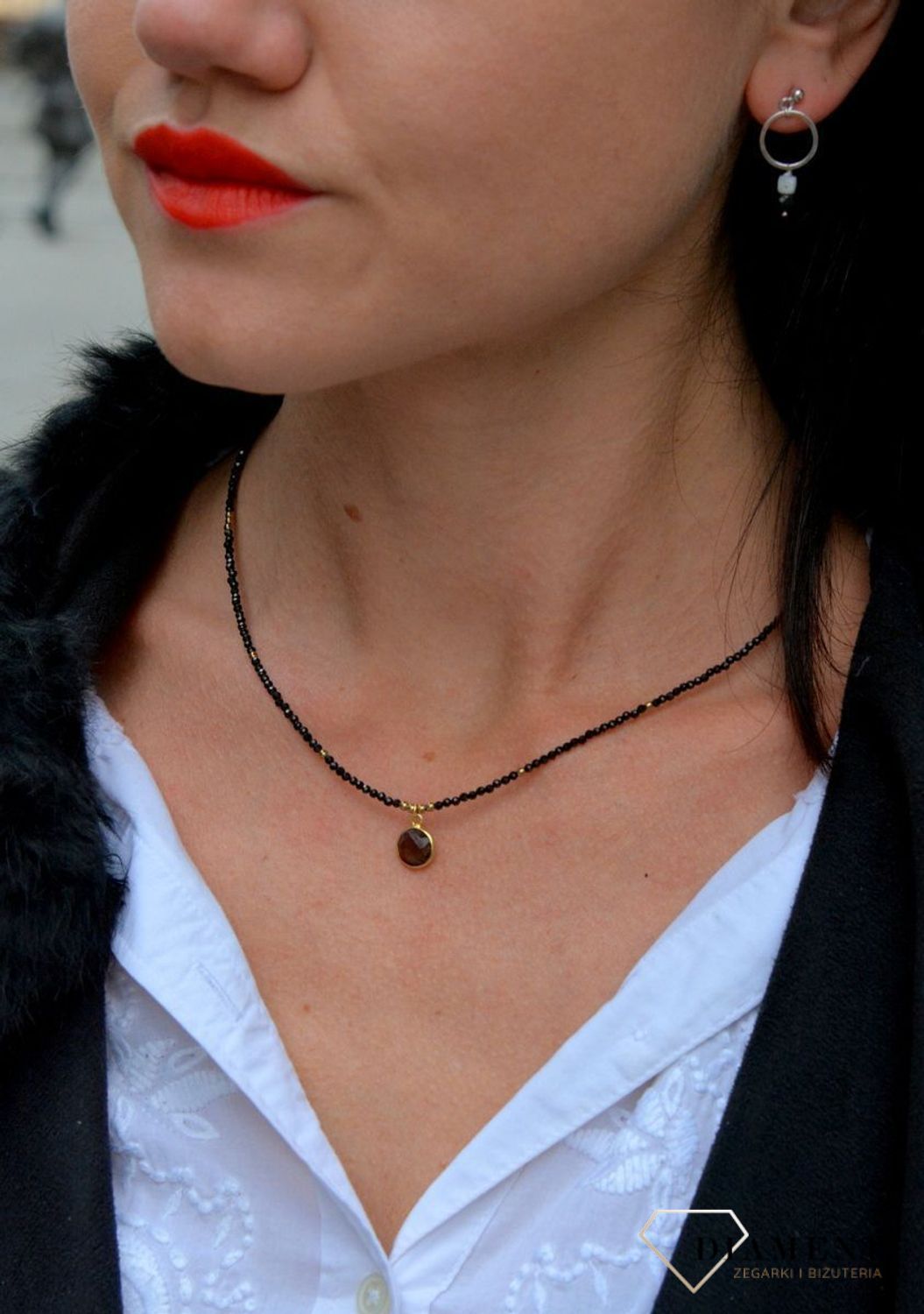 Naszyjnik z drobnych kamieni naturalnych czarny hematyt DIA-NSZ-4070-925 ze złotymi dodatkami. Elegancki dodatek do sukienki.jpg