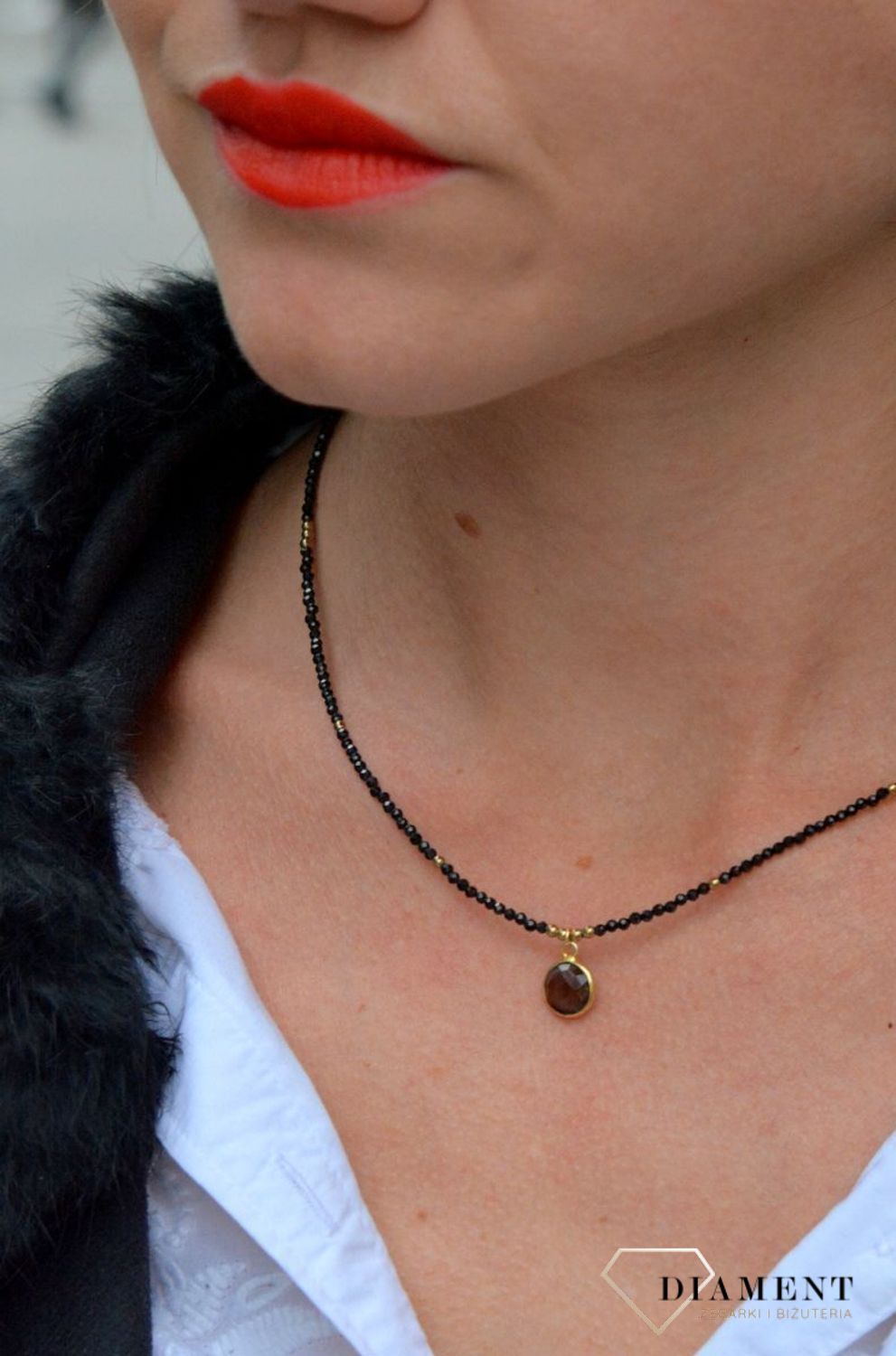 Naszyjnik z drobnych kamieni naturalnych czarny hematyt DIA-NSZ-4070-925 ze złotymi dodatkami. Elegancki dodatek do sukienki.jpg