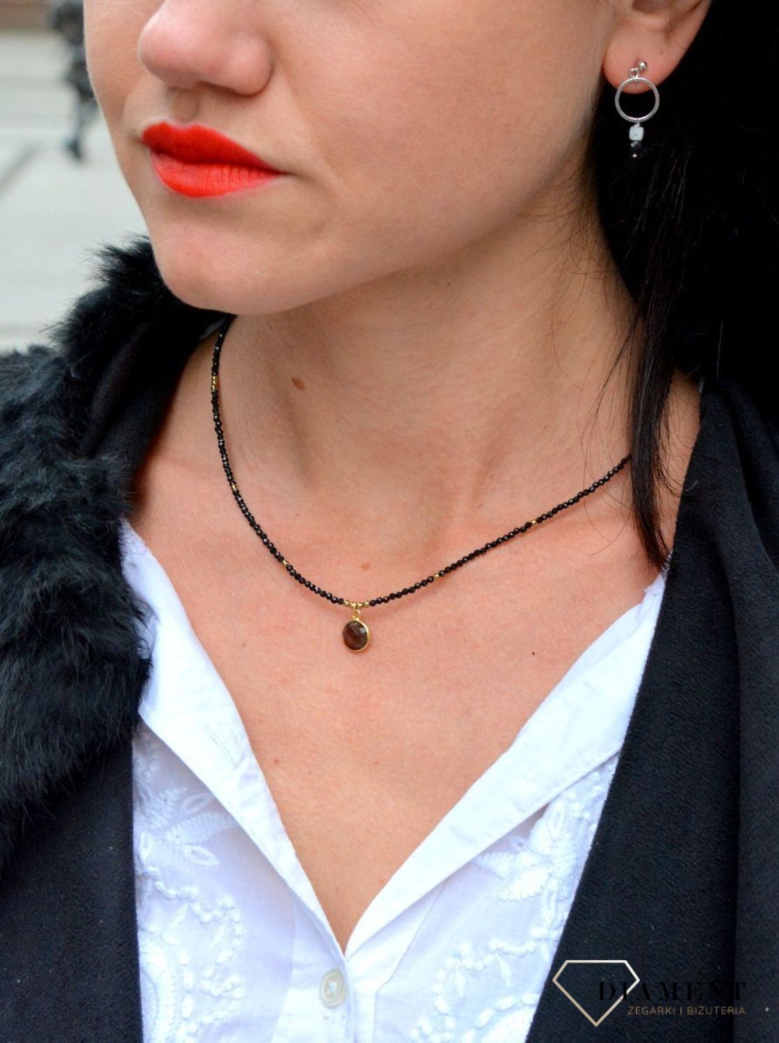 Naszyjnik z drobnych kamieni naturalnych czarny hematyt DIA-NSZ-4070-925 ze złotymi dodatkami. Elegancki dodatek do sukienki.jpg
