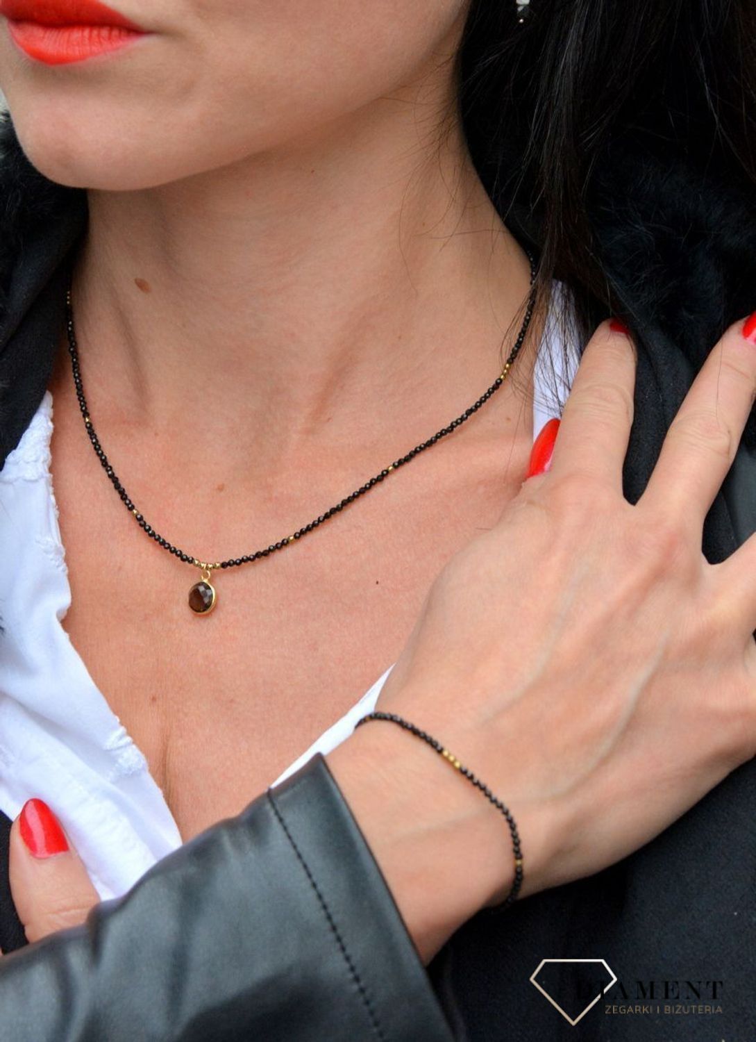 Naszyjnik z drobnych kamieni naturalnych czarny hematyt DIA-NSZ-4070-925 ze złotymi dodatkami. Elegancki dodatek do sukienki.jpg