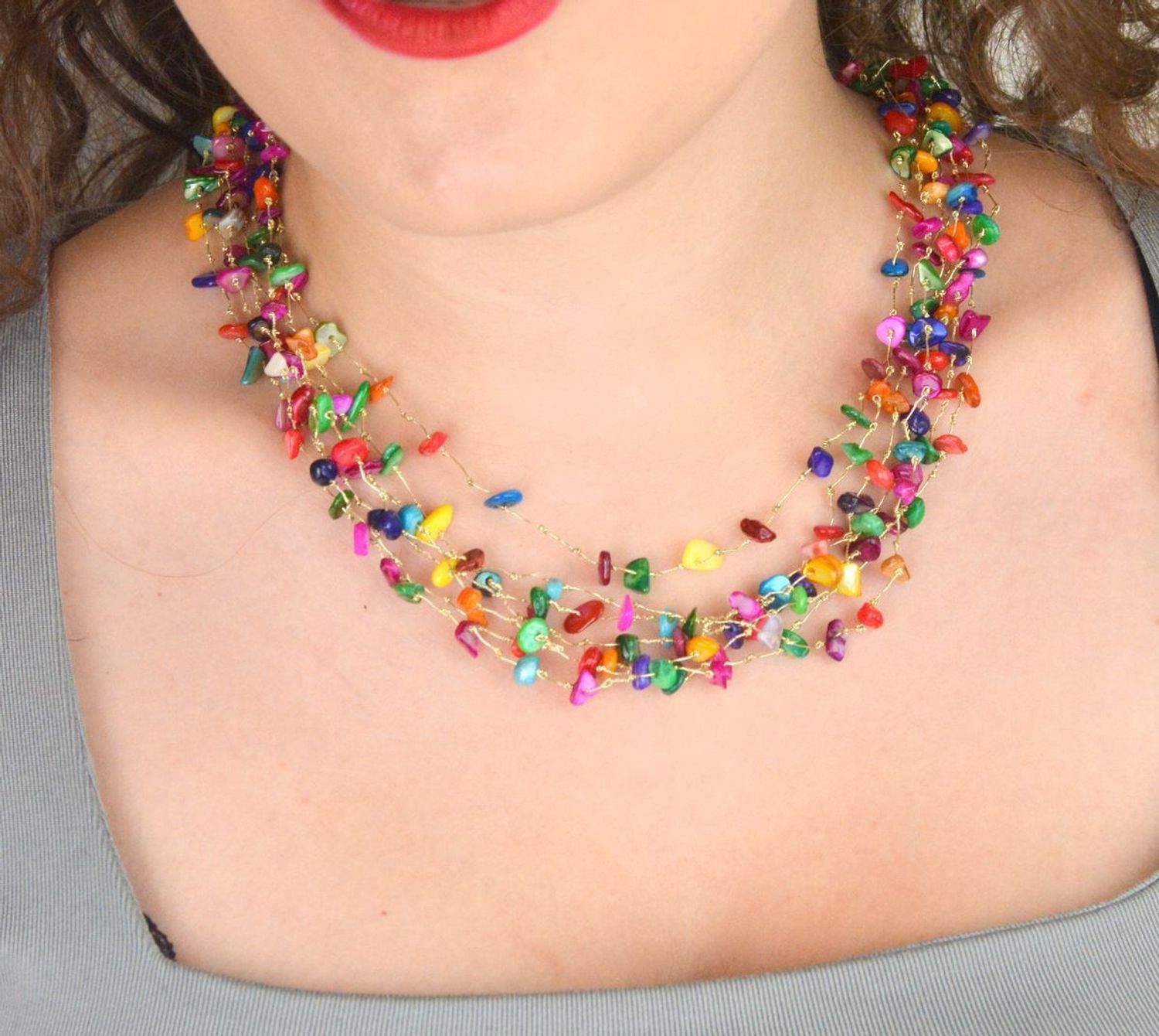 Kolorowy naszyjnik damski z naturalnych kamieni muszli. Długość 50 cm, srebrne zapięcie próby 925. Lekki, stylowy i idealny na lato lub jako prezent.1.jpg