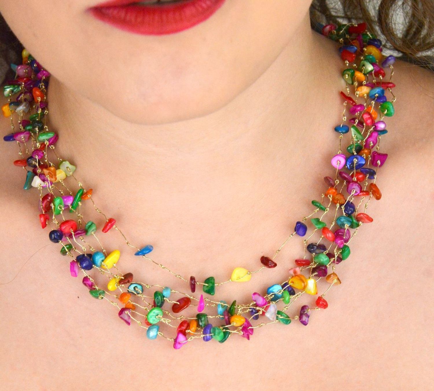 Kolorowy naszyjnik damski z naturalnych kamieni muszli. Długość 50 cm, srebrne zapięcie próby 925. Lekki, stylowy i idealny na lato lub jako prezent.1.jpg