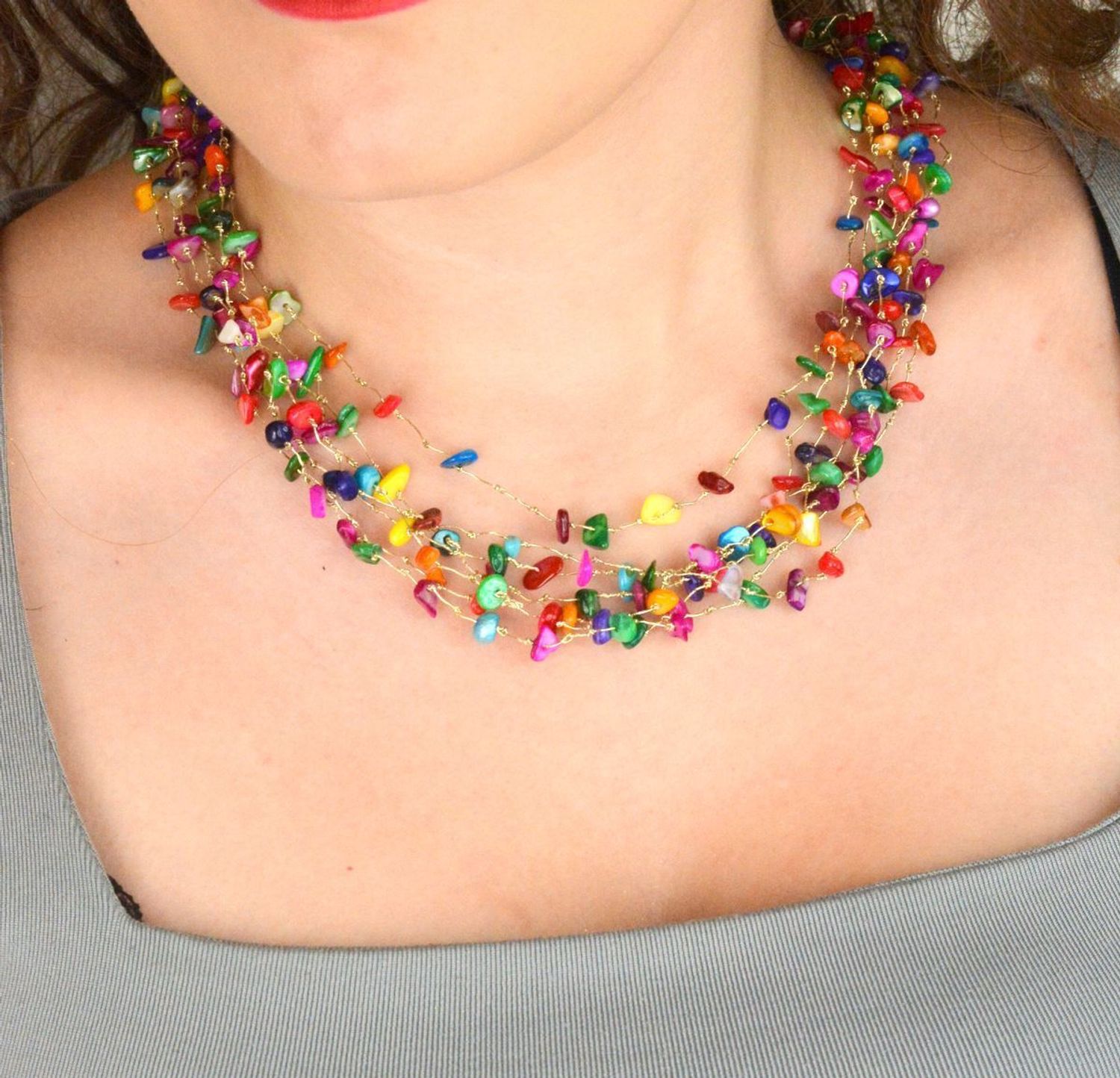 Kolorowy naszyjnik damski z naturalnych kamieni muszli. Długość 50 cm, srebrne zapięcie próby 925. Lekki, stylowy i idealny na lato lub jako prezent.1.jpg