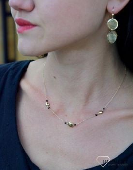 Złoty naszyjnik z prostokątnymi elementami i czarnymi koralikami DIA-NSZ-4238-585 to idealny pomysł na prezent dla kobiety (3).JPG
