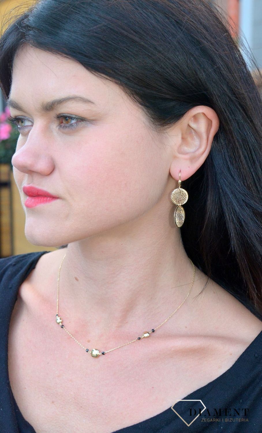 Złoty naszyjnik z prostokątnymi elementami i czarnymi koralikami DIA-NSZ-4238-585.jpg