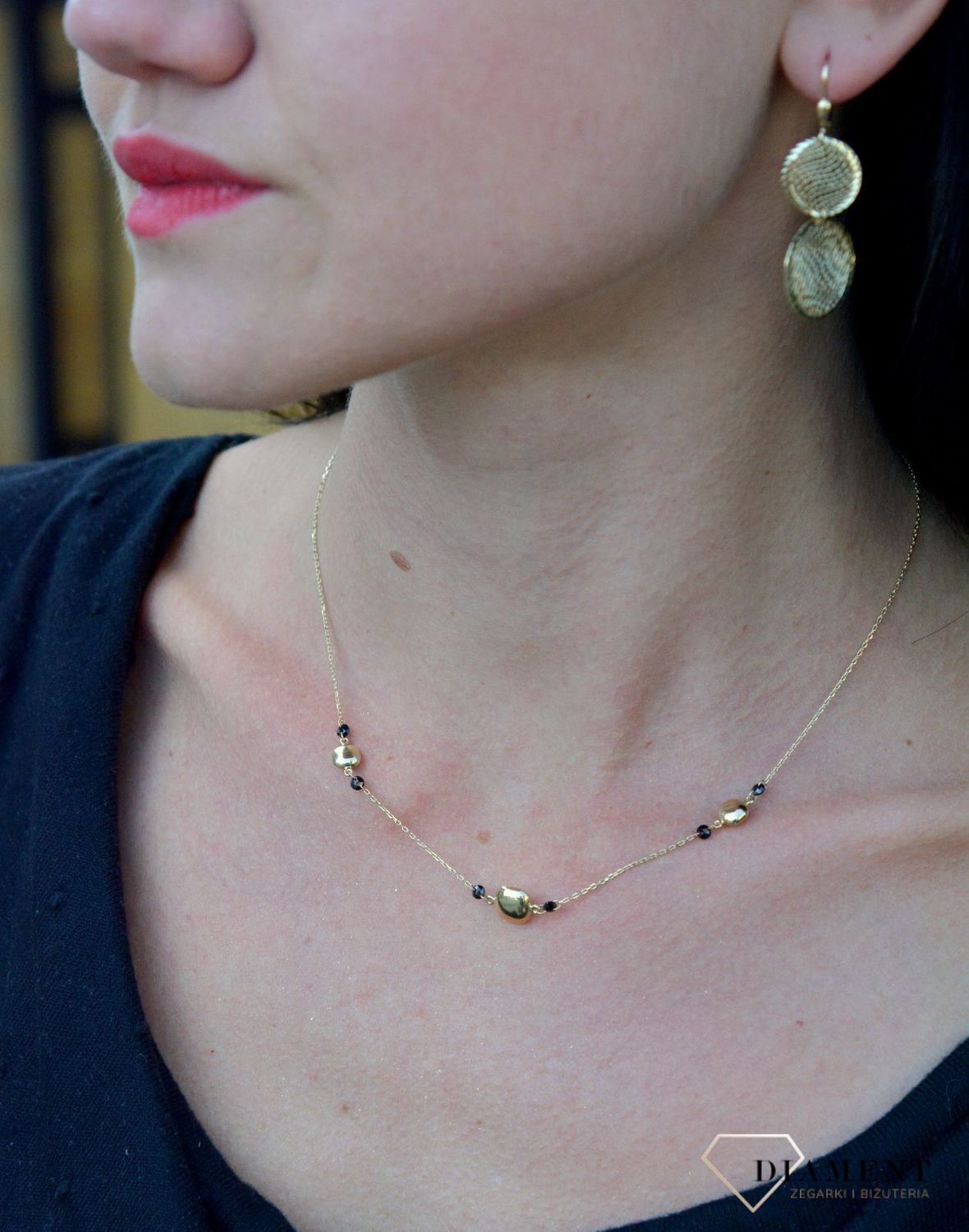Złoty naszyjnik z prostokątnymi elementami i czarnymi koralikami DIA-NSZ-4238-585.jpg