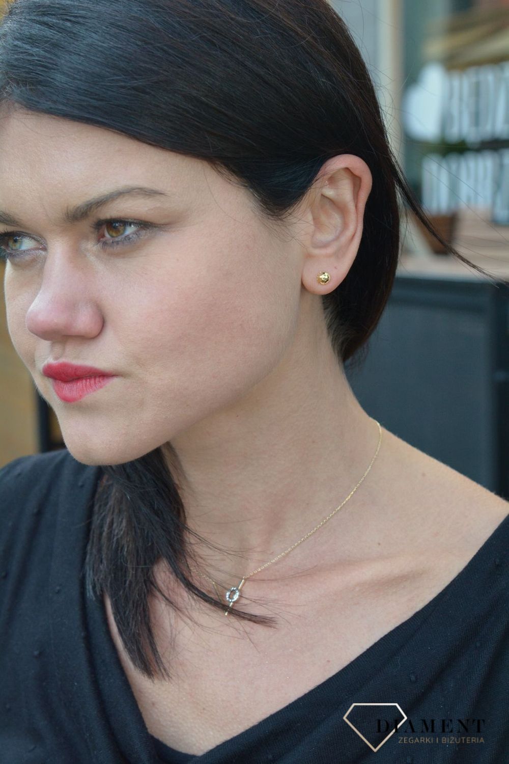 Złoty naszyjnik w kształcie litery V z okrągłym elementem wykonanym z białego złota..jpg