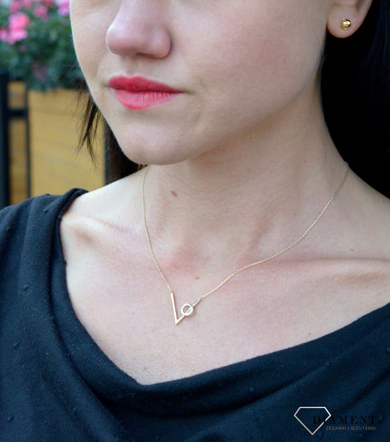 Złoty naszyjnik w kształcie litery V z okrągłym elementem wykonanym z białego złota..jpg