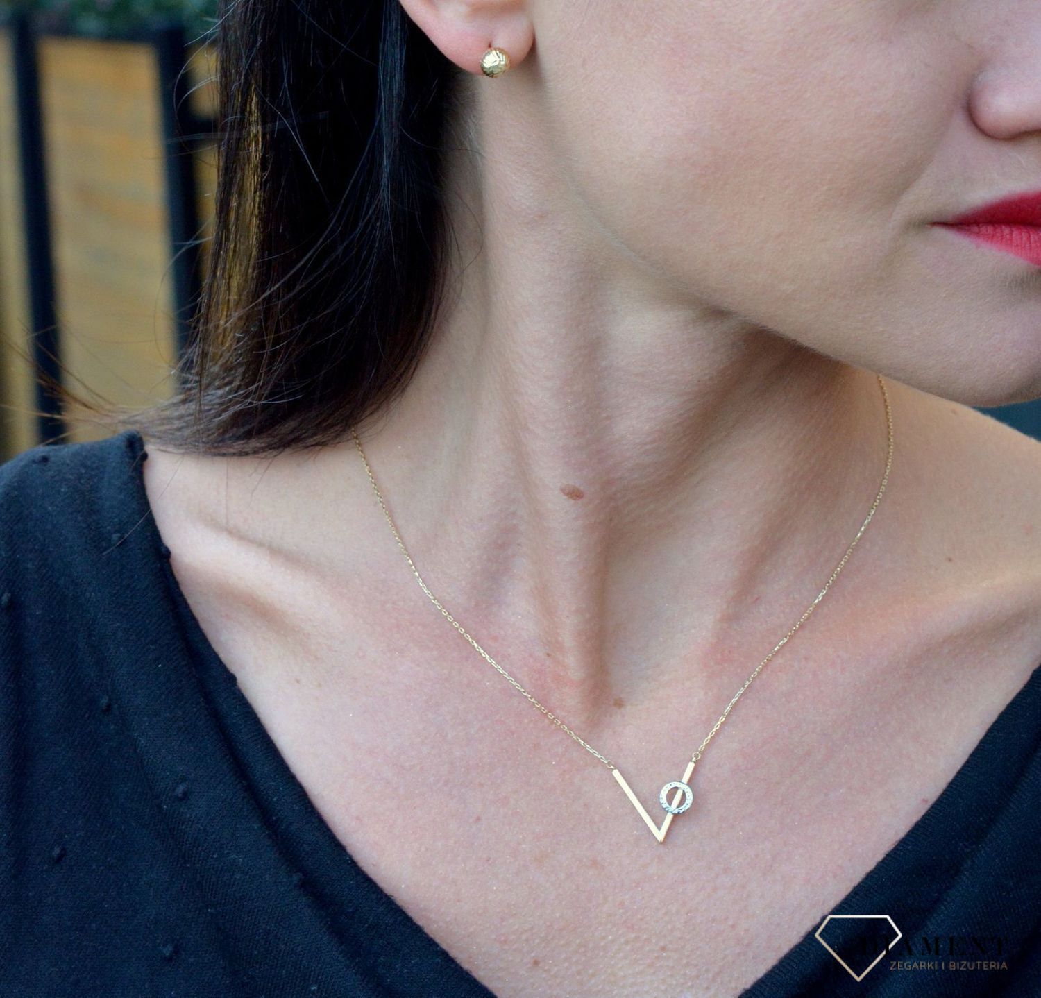 Złoty naszyjnik w kształcie litery V z okrągłym elementem wykonanym z białego złota..jpg