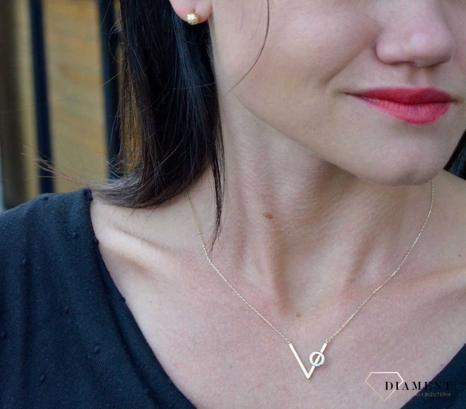 Złoty naszyjnik w kształcie litery V z okrągłym elementem wykonanym z białego złota..jpg