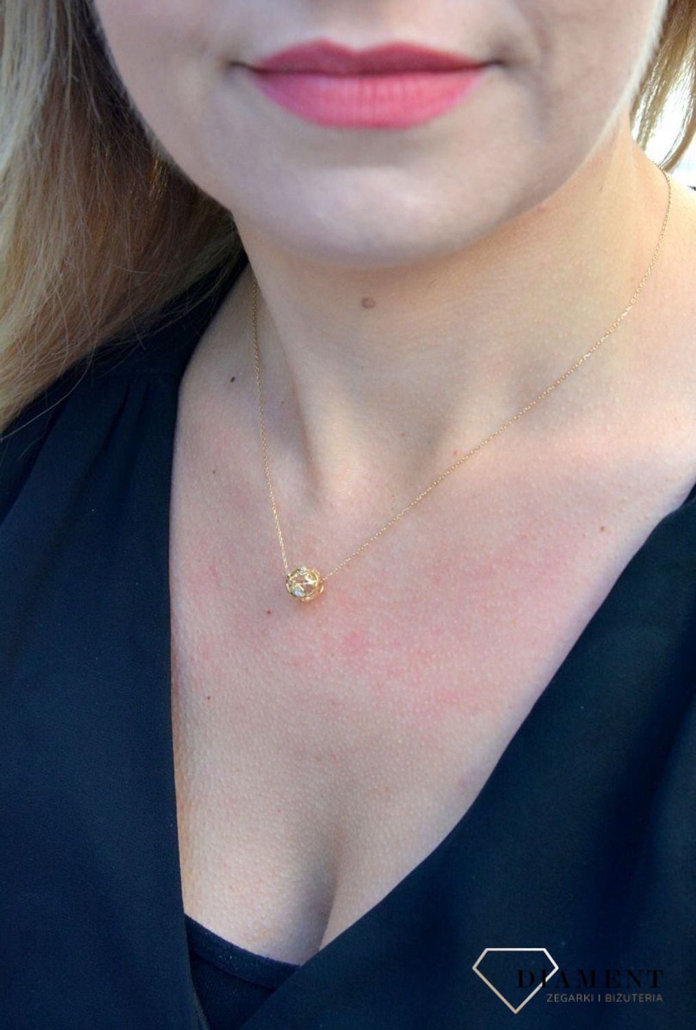 Złoty naszyjnik celebrytka kulka z ażurowym wzorem gwiazdek i cyrkonią DIA-NSZ-4452-585.jpg