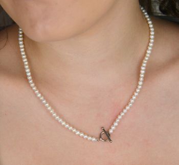 Subtelny naszyjnik z białych pereł naturalnych 4 mm z eleganckim zapięciem Tiffany. Srebro 925. Idealny do stylizacji ślubnych i wieczorowych. Sprawdź! (1).JPG