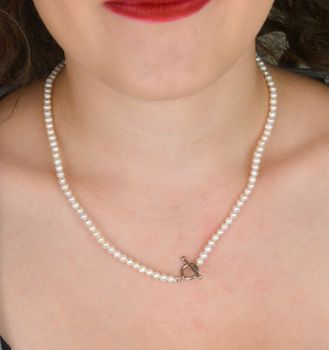 Subtelny naszyjnik z białych pereł naturalnych 4 mm z eleganckim zapięciem Tiffany. Srebro 925. Idealny do stylizacji ślubnych i wieczorowych. Sprawdź! (2).JPG