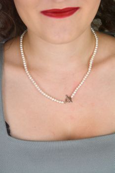 Subtelny naszyjnik z białych pereł naturalnych 4 mm z eleganckim zapięciem Tiffany. Srebro 925. Idealny do stylizacji ślubnych i wieczorowych. Sprawdź! (3).JPG