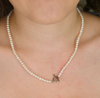 Subtelny naszyjnik z białych pereł naturalnych 4 mm z eleganckim zapięciem Tiffany. Srebro 925. Idealny do stylizacji ślubnych i wieczorowych. Sprawdź! (5).JPG