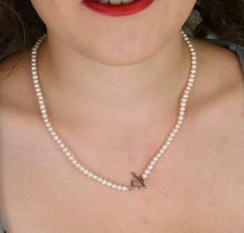 Subtelny naszyjnik z białych pereł naturalnych 4 mm z eleganckim zapięciem Tiffany. Srebro 925. Idealny do stylizacji ślubnych i wieczorowych. Sprawdź! (6).JPG