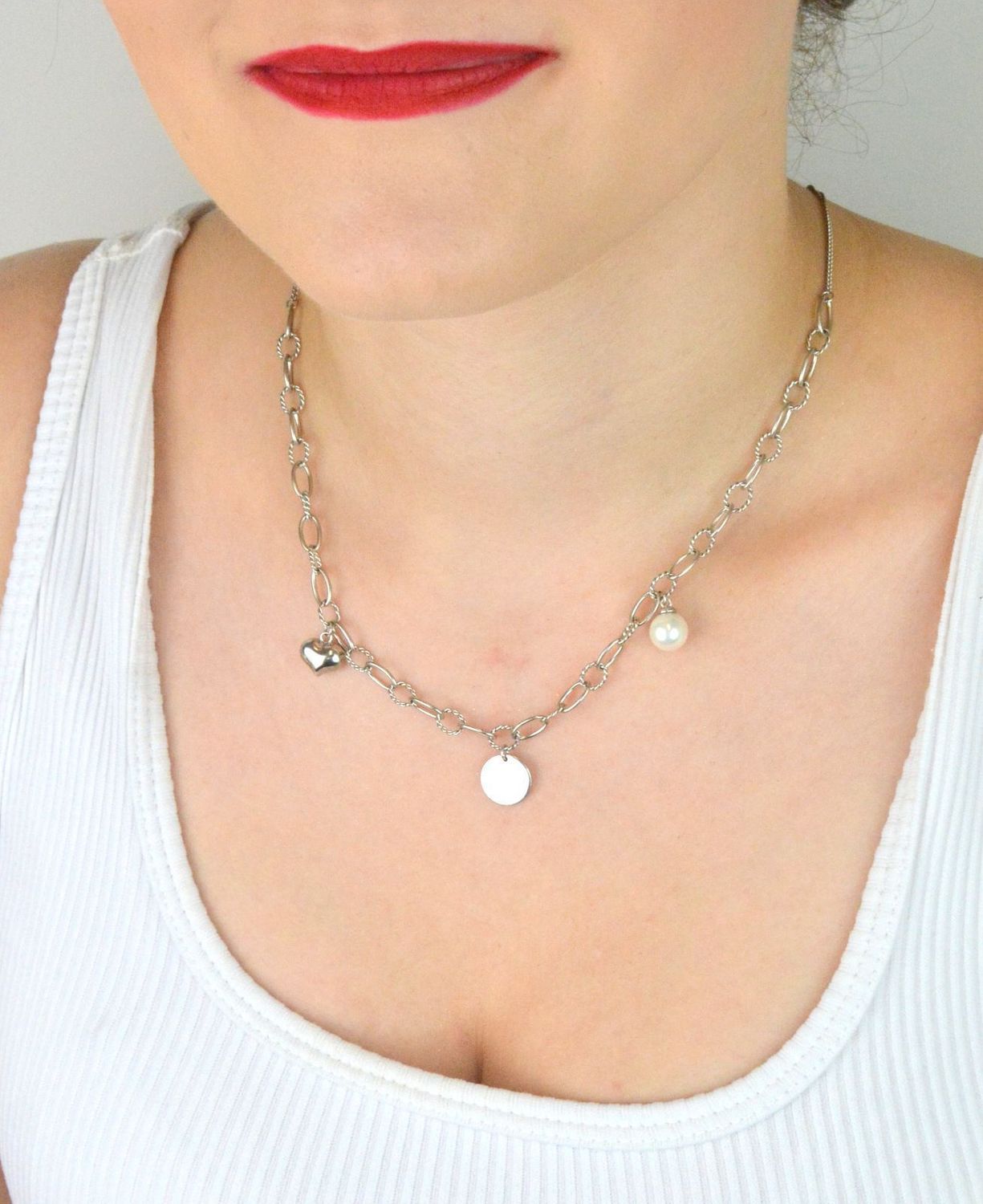 Naszyjnik srebrny 925 zdobiony serduszkiem, perełką i okrągłą blaszką. Długość 42 + 2 cm, zapięcie na karabińczyk, waga 8,70 g. Stylowy i kobiecy dodatek na każdą okazję.1.jpg