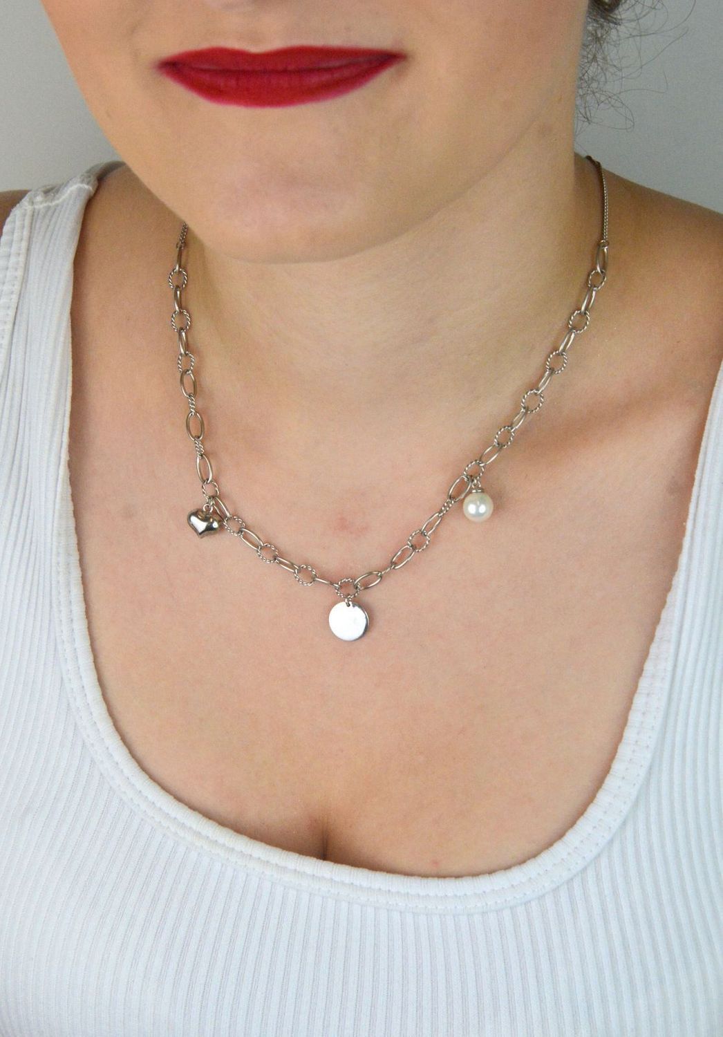 Naszyjnik srebrny 925 zdobiony serduszkiem, perełką i okrągłą blaszką. Długość 42 + 2 cm, zapięcie na karabińczyk, waga 8,70 g. Stylowy i kobiecy dodatek na każdą okazję.1.jpg