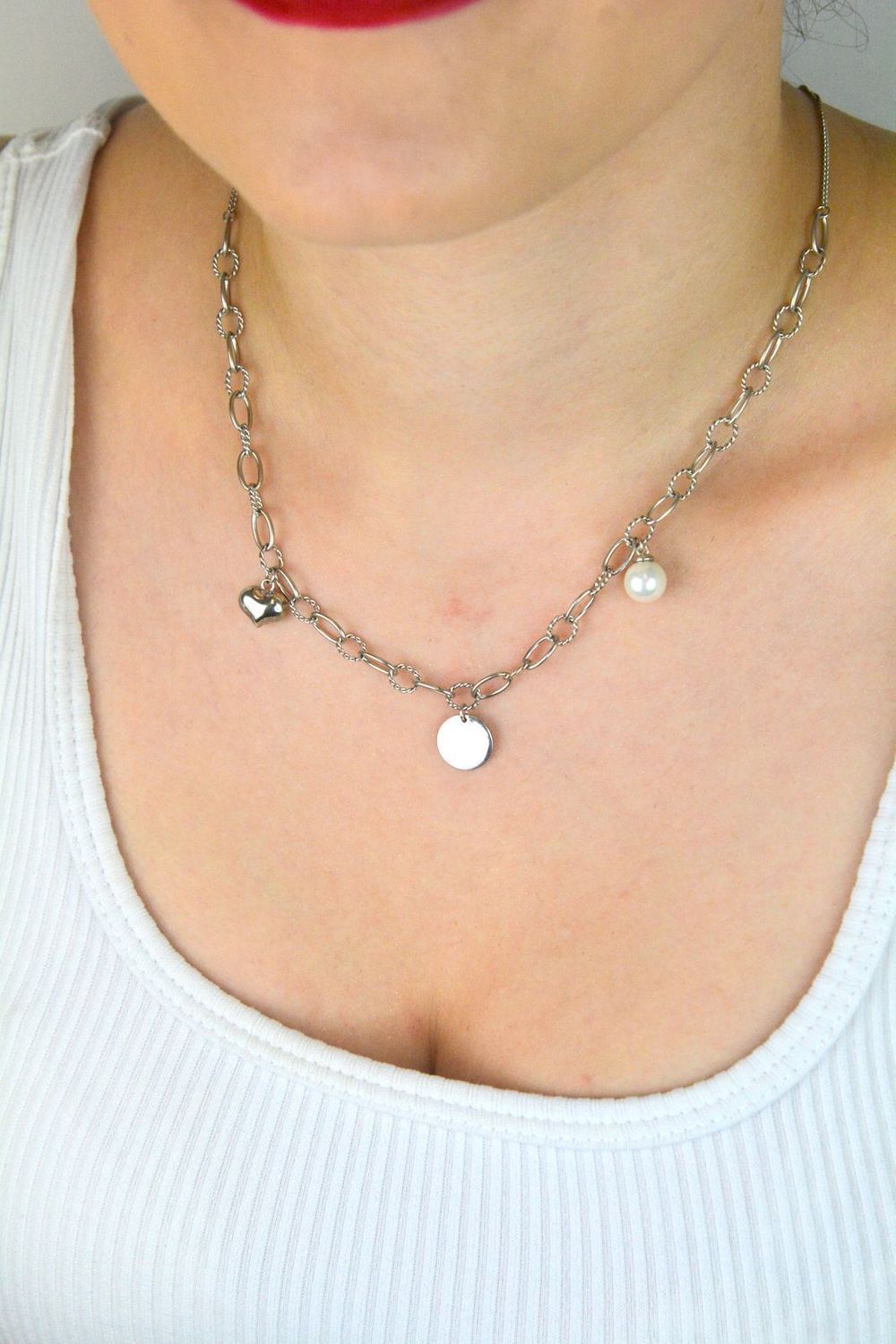 Naszyjnik srebrny 925 zdobiony serduszkiem, perełką i okrągłą blaszką. Długość 42 + 2 cm, zapięcie na karabińczyk, waga 8,70 g. Stylowy i kobiecy dodatek na każdą okazję.1.jpg