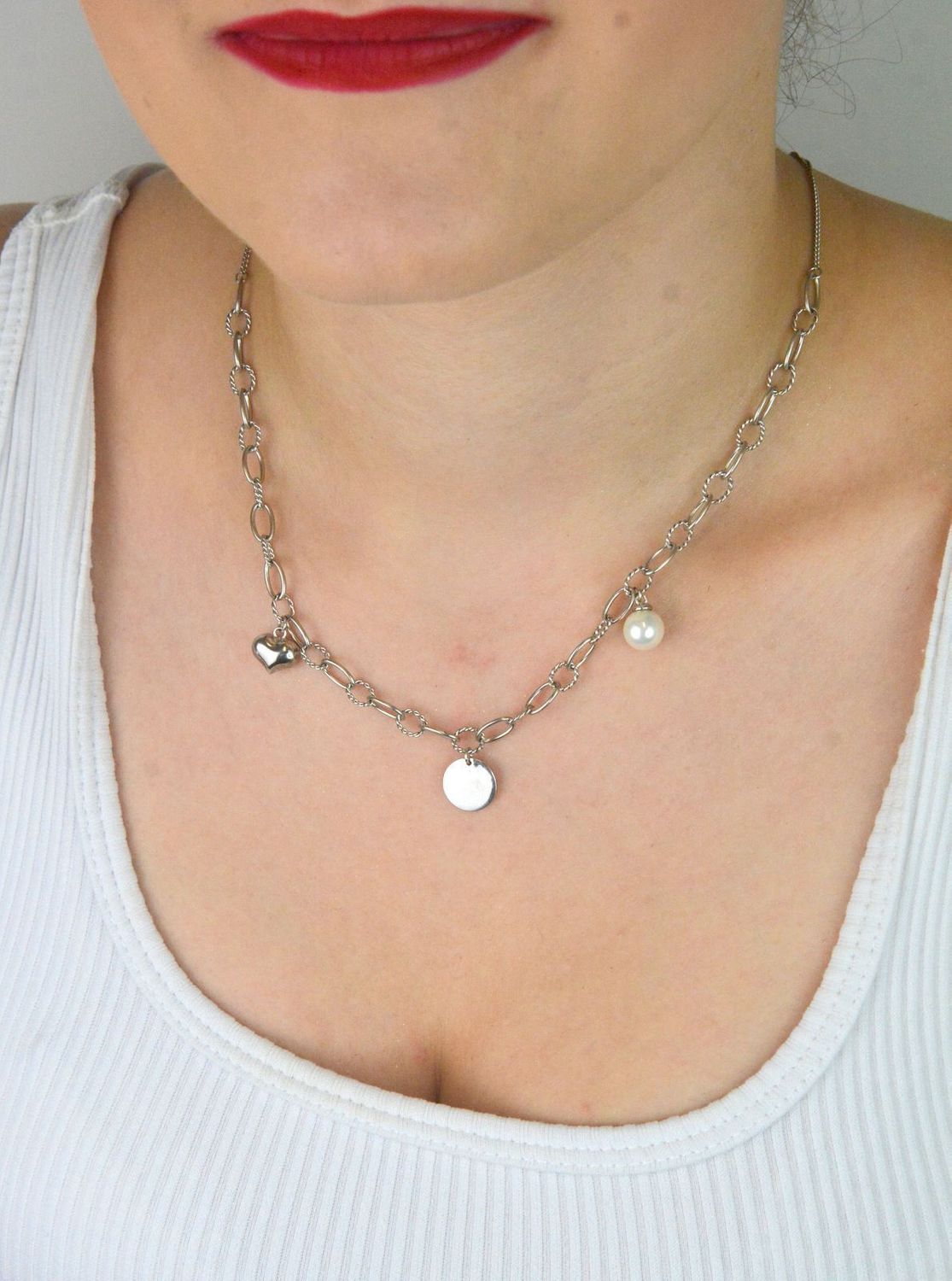 Naszyjnik srebrny 925 zdobiony serduszkiem, perełką i okrągłą blaszką. Długość 42 + 2 cm, zapięcie na karabińczyk, waga 8,70 g. Stylowy i kobiecy dodatek na każdą okazję.1.jpg