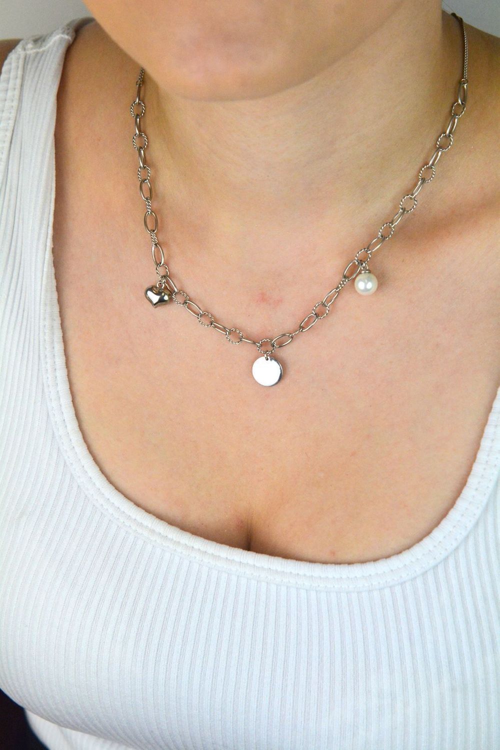 Naszyjnik srebrny 925 zdobiony serduszkiem, perełką i okrągłą blaszką. Długość 42 + 2 cm, zapięcie na karabińczyk, waga 8,70 g. Stylowy i kobiecy dodatek na każdą okazję.1.jpg
