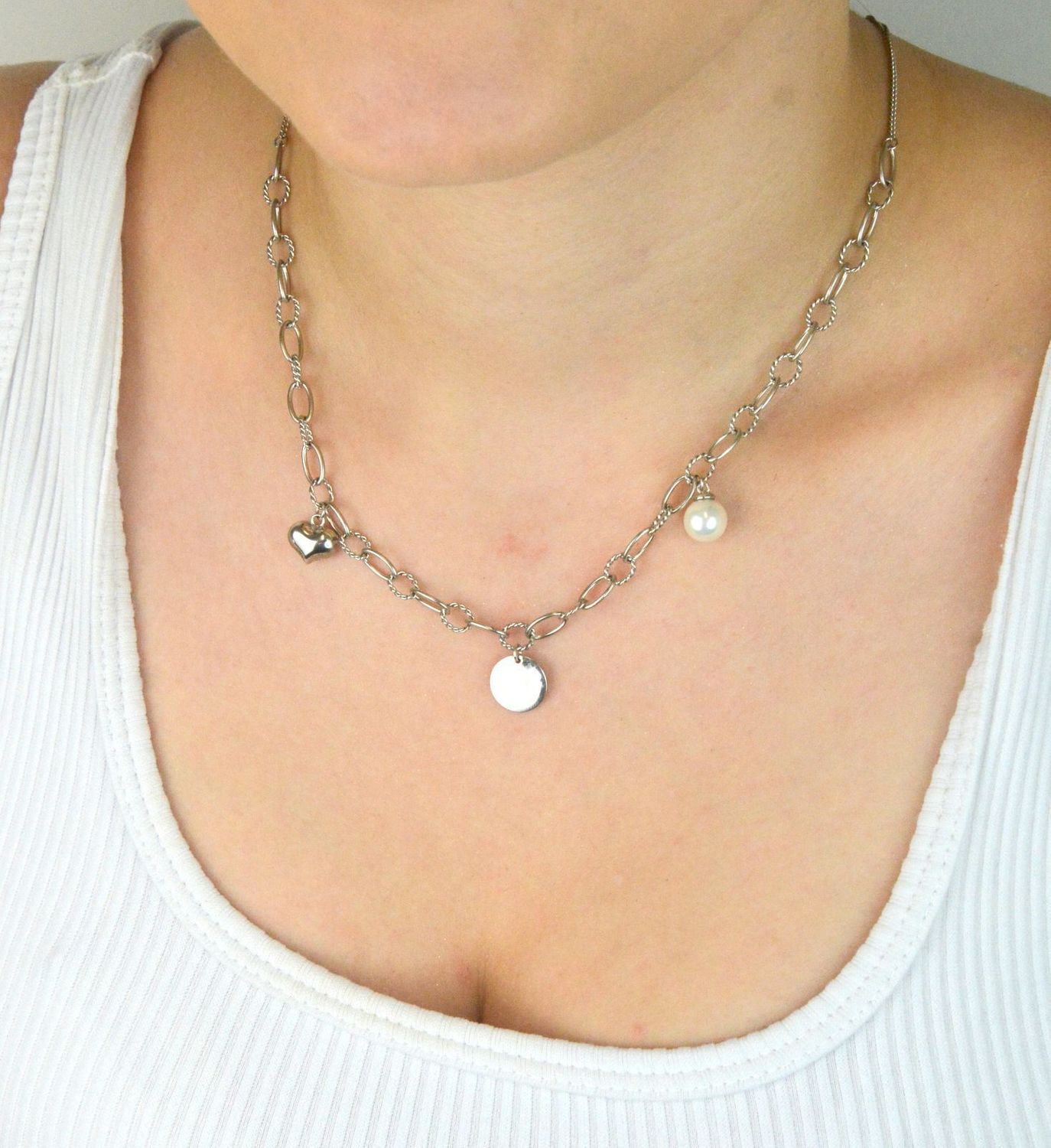 Naszyjnik srebrny 925 zdobiony serduszkiem, perełką i okrągłą blaszką. Długość 42 + 2 cm, zapięcie na karabińczyk, waga 8,70 g. Stylowy i kobiecy dodatek na każdą okazję.1.jpg