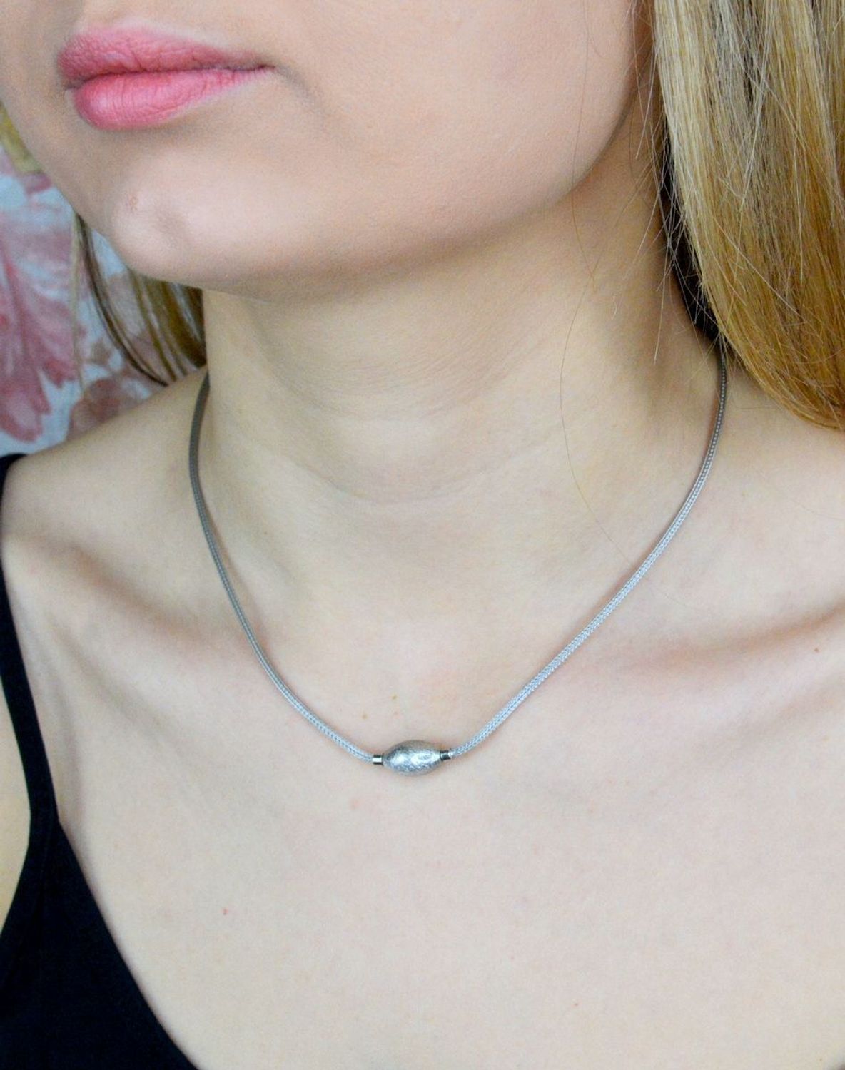 Srebrny naszyjnik damski kolia Grawerowana kula DIA-NSZ-4654-925. Połączenie ciekawego elementu z łańcuszkiem typu lineczka stanowi świetny dodatek do stylizacji zarówno na co dzień, jak i na specjalne okazje. Biżuteria pięk.jpg