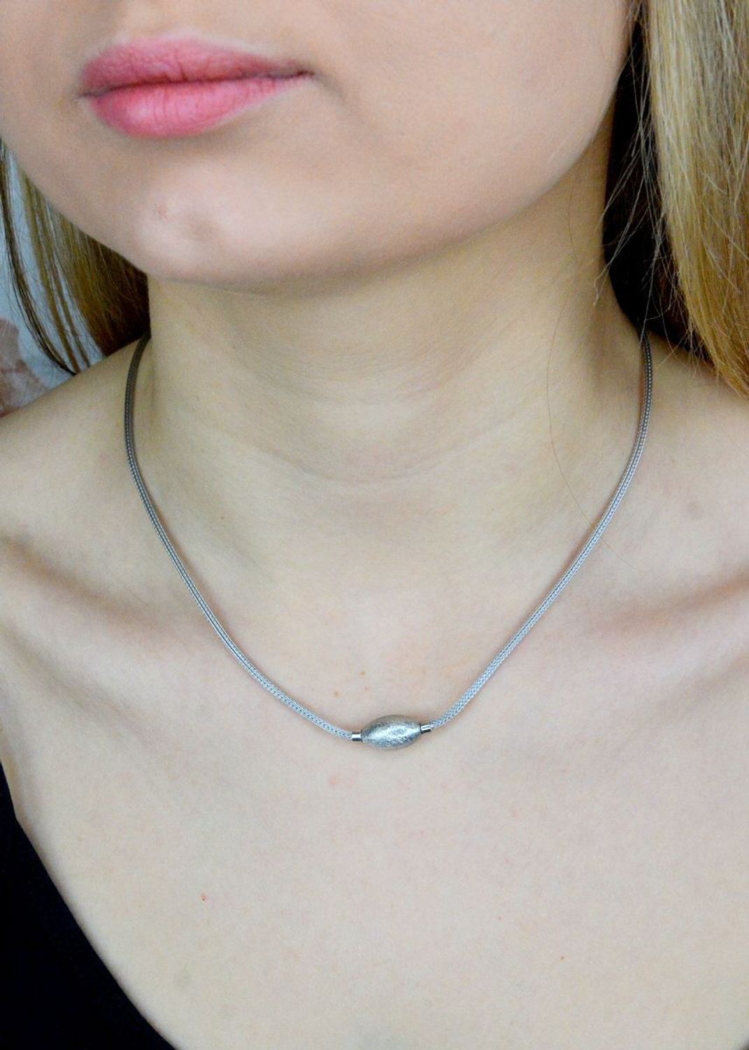 Srebrny naszyjnik damski kolia Grawerowana kula DIA-NSZ-4654-925. Połączenie ciekawego elementu z łańcuszkiem typu lineczka stanowi świetny dodatek do stylizacji zarówno na co dzień, jak i na specjalne okazje. Biżuteria pięk.jpg