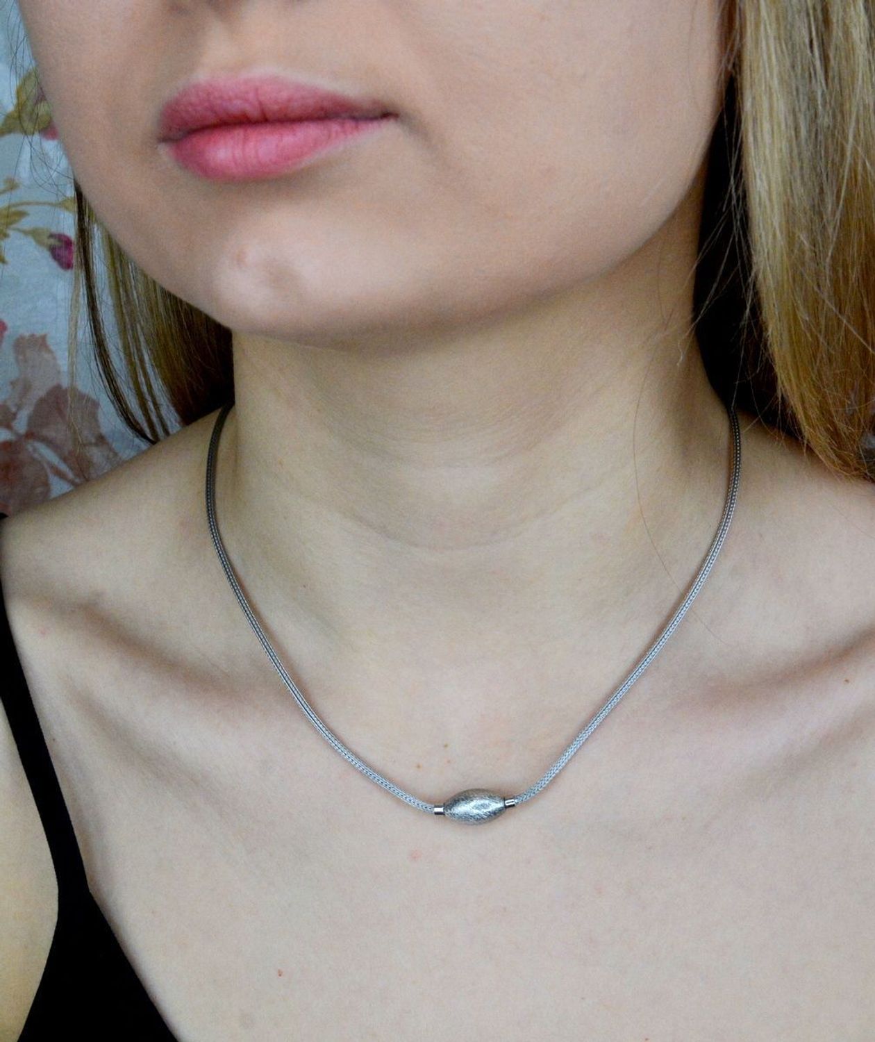 Srebrny naszyjnik damski kolia Grawerowana kula DIA-NSZ-4654-925. Połączenie ciekawego elementu z łańcuszkiem typu lineczka stanowi świetny dodatek do stylizacji zarówno na co dzień, jak i na specjalne okazje. Biżuteria pięk.jpg