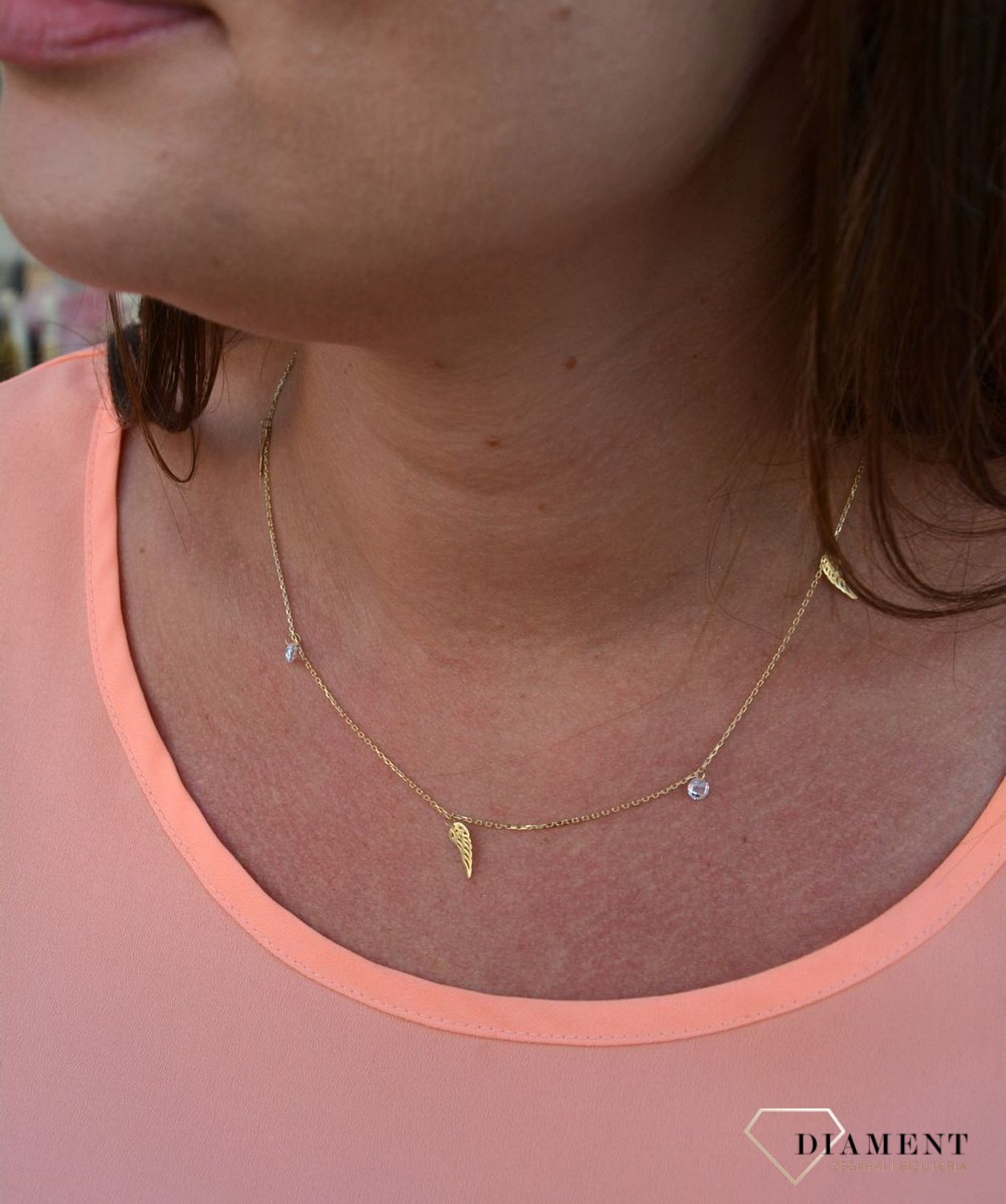 Złoty naszyjnik celebrytka 375 skrzydełka z białymi koralikami DIA-NSZ-47K45-FON0041-Y-CZ-375-3.jpg