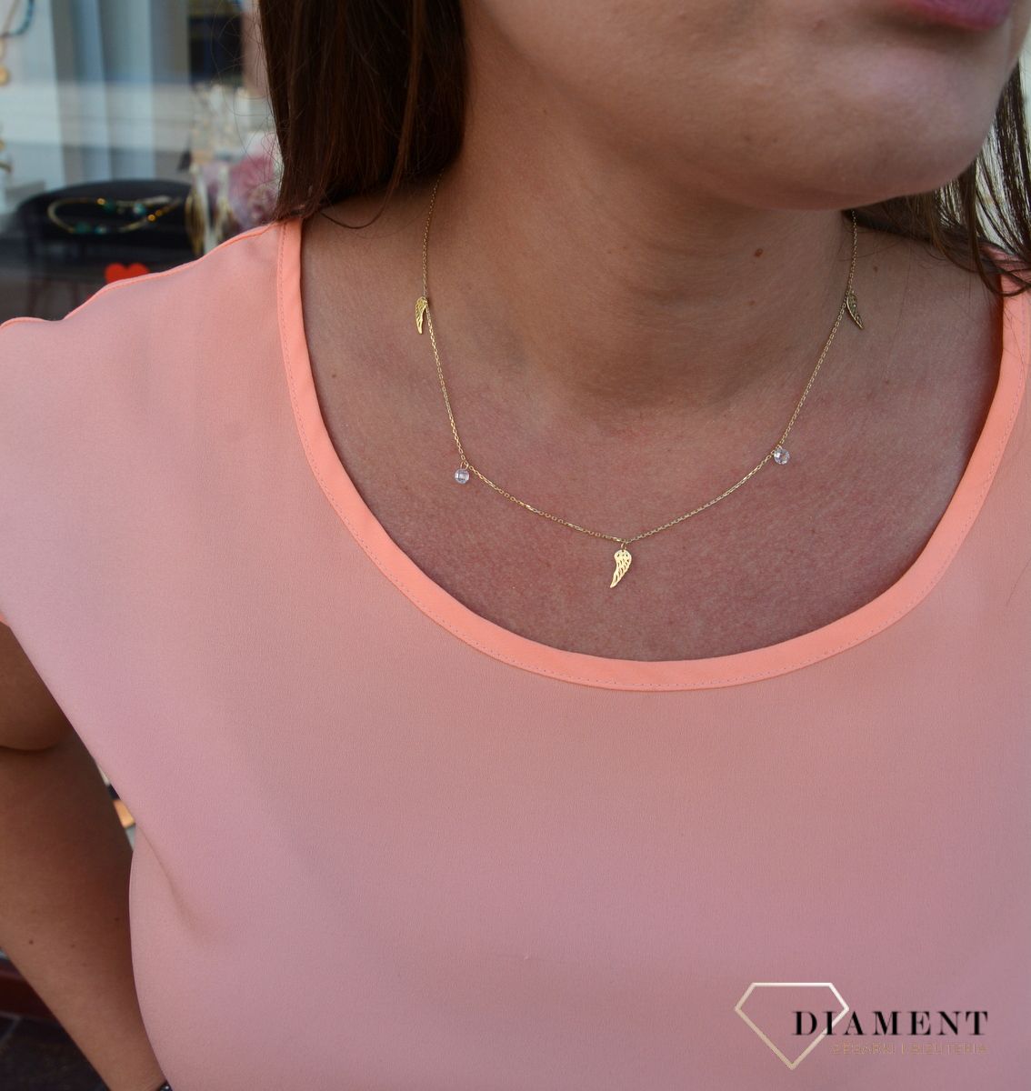 Złoty naszyjnik celebrytka 375 skrzydełka z białymi koralikami DIA-NSZ-47K45-FON0041-Y-CZ-375-3.jpg