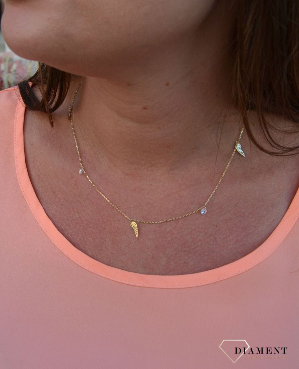 Złoty naszyjnik celebrytka 375 skrzydełka z białymi koralikami DIA-NSZ-47K45-FON0041-Y-CZ-375-3.jpg