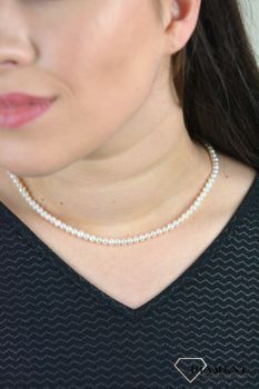 Klasyczny naszyjnik z pereł DIA-NSZ-4810-925. w białym kolorze o średnicy około 0,5 cm. Ta klasyczna biżuteria będzie dobrym prezentem dla kobiet w każdym wieku (2).JPG
