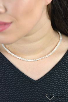 Klasyczny naszyjnik z pereł DIA-NSZ-4810-925. w białym kolorze o średnicy około 0,5 cm. Ta klasyczna biżuteria będzie dobrym prezentem dla kobiet w każdym wieku (3).JPG