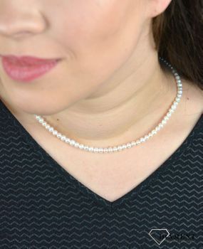 Klasyczny naszyjnik z pereł DIA-NSZ-4810-925. w białym kolorze o średnicy około 0,5 cm. Ta klasyczna biżuteria będzie dobrym prezentem dla kobiet w każdym wieku (4).JPG