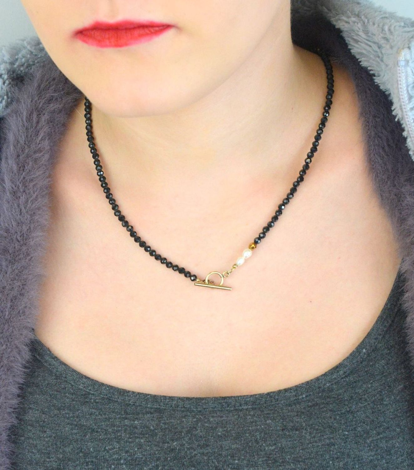 Naszyjnik damski srebrny DIA-NSZ-4883-925 z turmalinem, perłą i hematytem. Srebro próby 925, pozłacane, długość 50 cm, zapięcie przekładane patyczkiem. 1.jpg