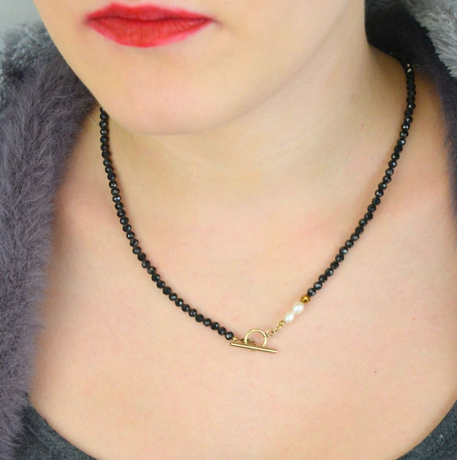 Naszyjnik damski srebrny DIA-NSZ-4883-925 z turmalinem, perłą i hematytem. Srebro próby 925, pozłacane, długość 50 cm, zapięcie przekładane patyczkiem. 1.jpg