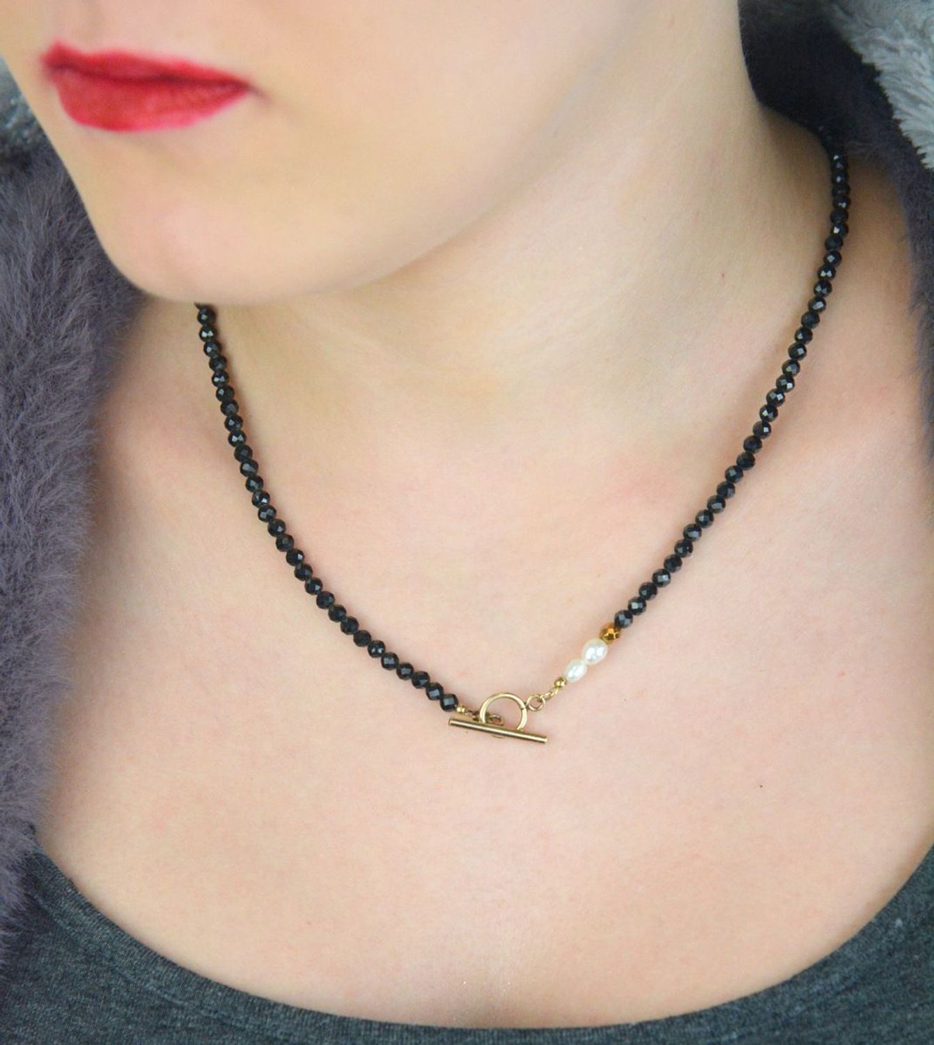 Naszyjnik damski srebrny DIA-NSZ-4883-925 z turmalinem, perłą i hematytem. Srebro próby 925, pozłacane, długość 50 cm, zapięcie przekładane patyczkiem. 1.jpg