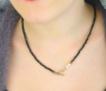 Naszyjnik damski srebrny DIA-NSZ-4883-925 z turmalinem, perłą i hematytem. Srebro próby 925, pozłacane, długość 50 cm, zapięcie przekładane patyczkiem. Elegancki i wyjątkowy dodatek na co dzień i na wieczór (4).JPG