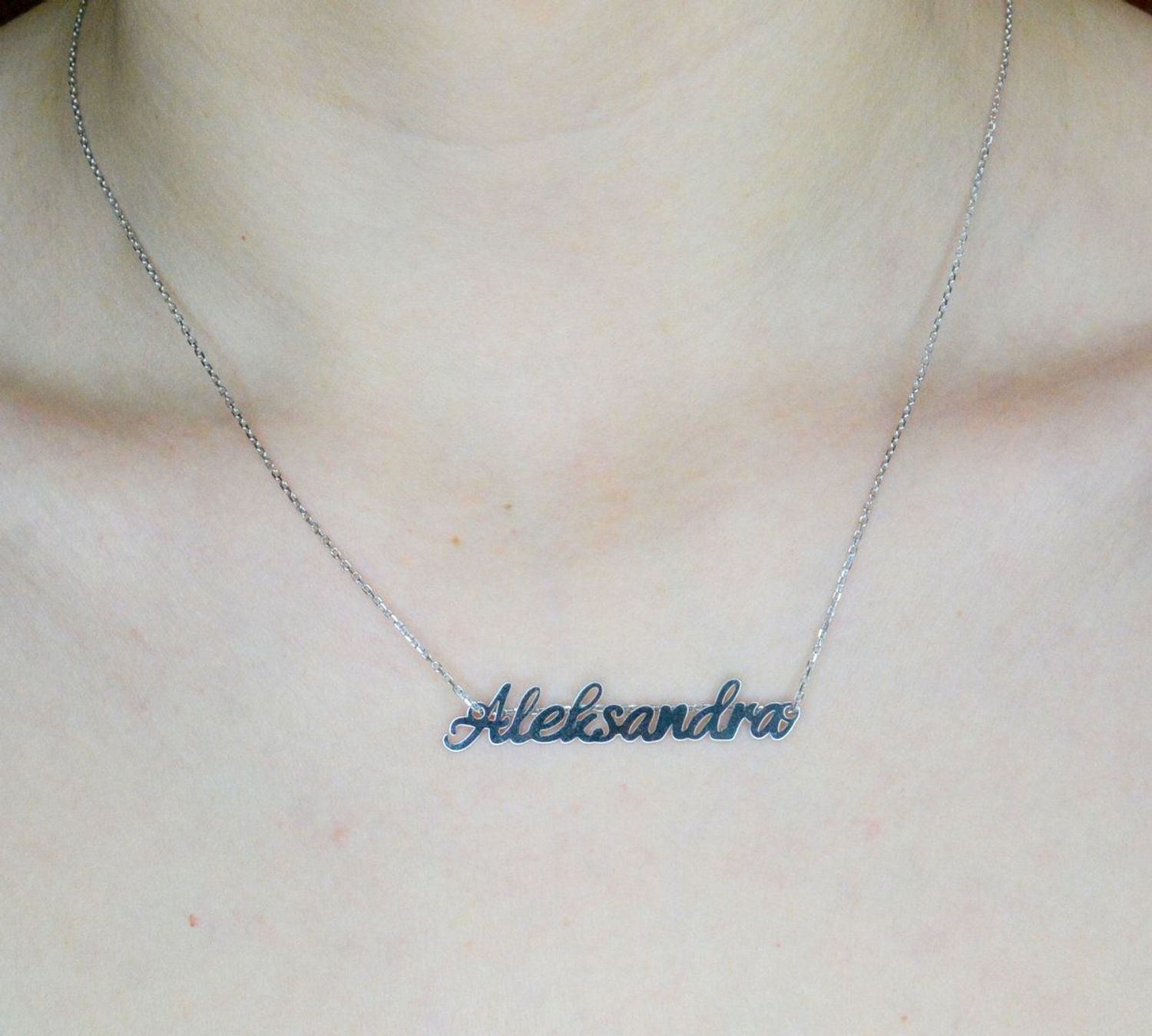 Naszyjnik srebrny damski imię Aleksandra DIA-NSZ-4928ALEKSANDRA-925.  Subtelny i nowoczesny naszyjnik ze srebra próby 925. Piękny naszyjnik ze srebra z imieniem Aleksandra. Jest to doskonały upominek dla kobiety, która nosi właśnie t.jpg